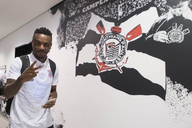 Moisés chegando à Arena antes do duelo contra a Luverdense