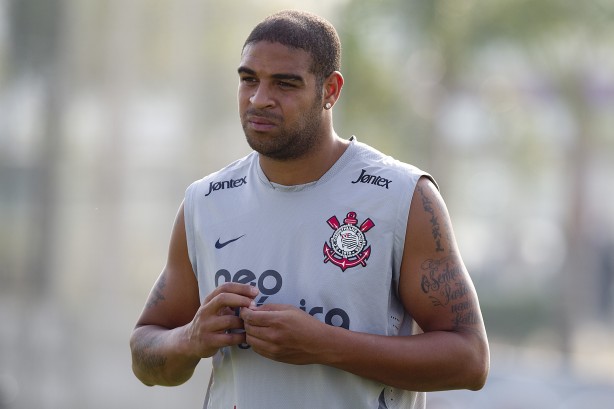 Adriano rescindiu seu contrato depois de ser afastado