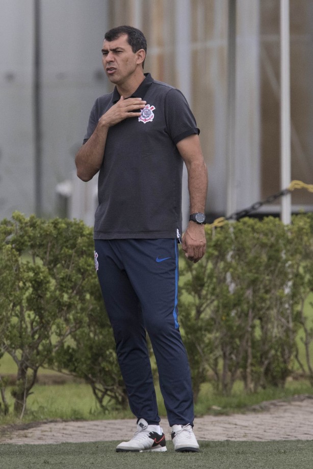 Carille durante reapresentação do elenco após jogo contra a Luverdense