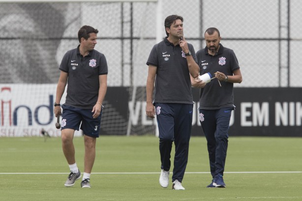 Comissão técnica durante reapresentação do Corinthians no CT