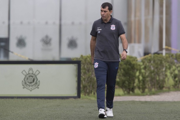 Fábio Carille caminha no CT durante reapresentação do elenco