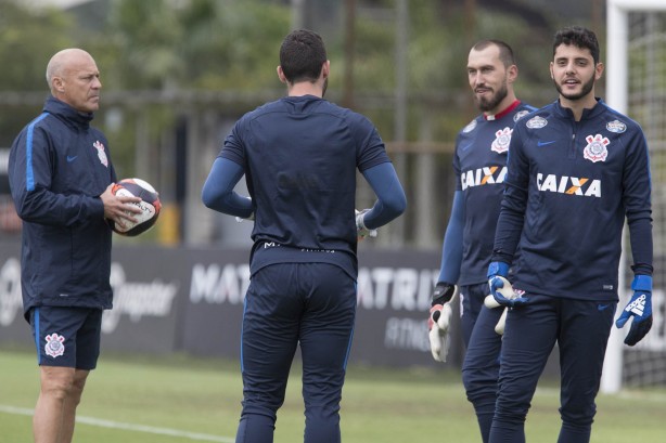 Preparador Mauri e goleiros durante reapresentação do Corinthians
