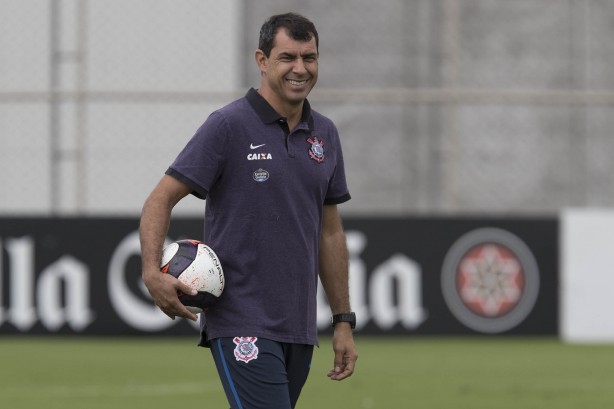 Carille sorriu para a cmera durante treinamento