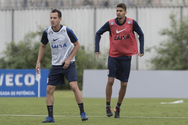 Com quatro jogadores poupados, Carille esboou uma equipe titular 