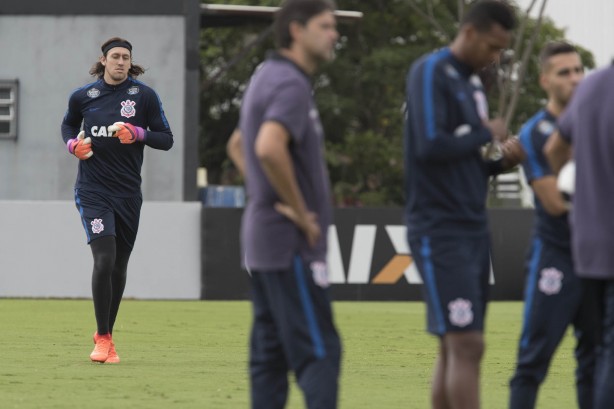 Goleiro titular, Cássio esteve em campo durante o trabalho tático