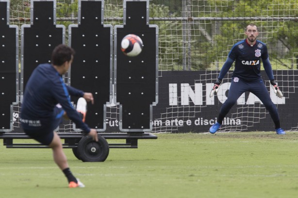 Jadson treinou cobranças de falta durante o treino