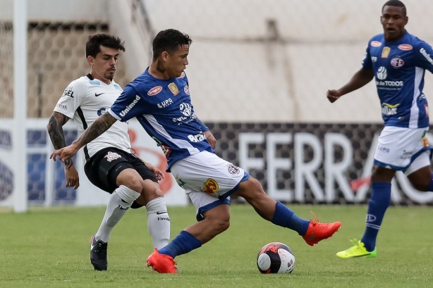 Fagner marcando jogador da Ferroviária