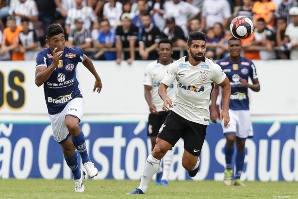 Guilherme, bastante questionado pela torcida, em jogada durante partida contra a Ferroviária