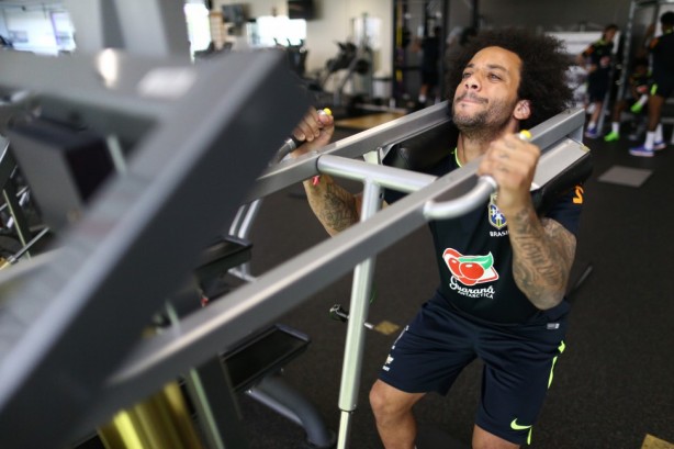 Cara feia! Marcelo mostra força em treino na academia do CT Joaquim Grava