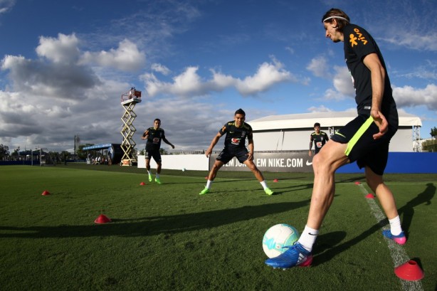 Casemiro, do Real Madrid, e Filipe Lus, do Atltico de Madrid, no CT do Corinthians