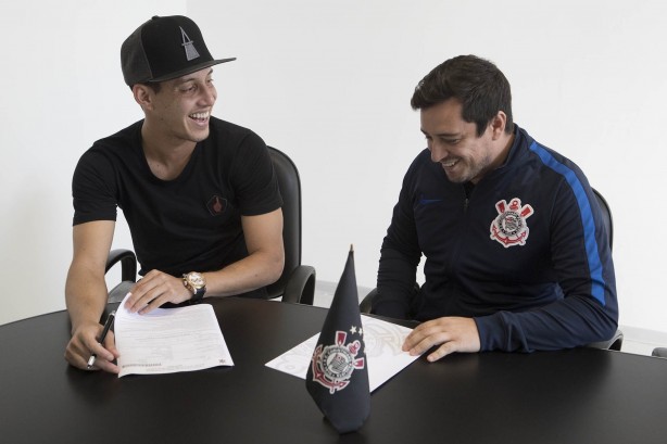Com isso, o meia tem contrato válido com o Timão até o fim 2019