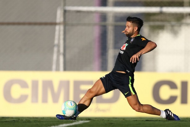 Diego domina passe durante treino em espao reduzido