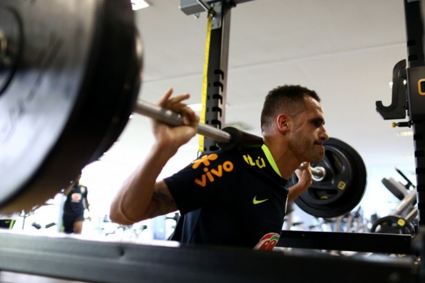 Ex-Timão, Renato Augusto faz agachamento livre na academia