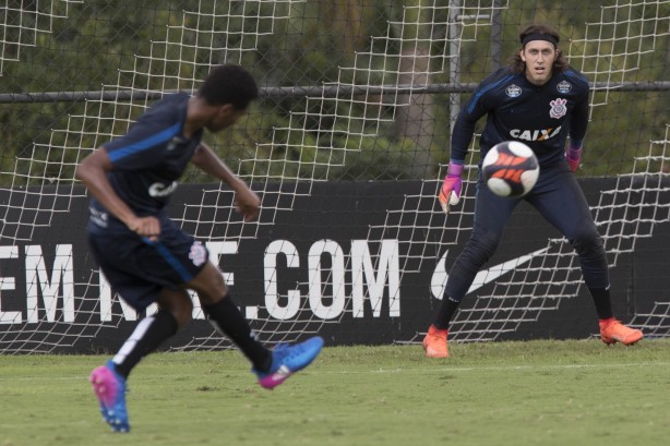 Goleiro titular, Cássio realizou atividades específicas