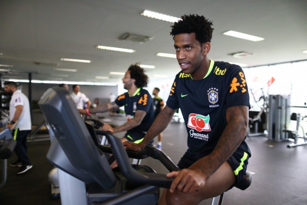 Lateral Marcelo e zagueiro Gil suam a camisa em bicicletas ergomtricas