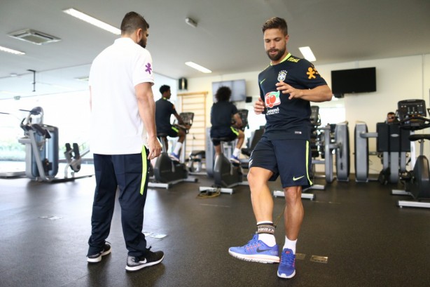 Meia Diego, do Flamengo, faz trabalho físico na academia