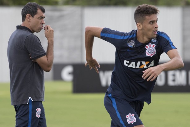 O técnico Fábio Carille comandou a atividade tática