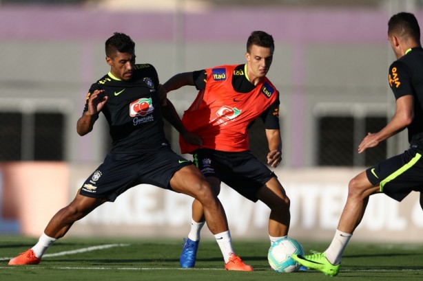 Paulinho, ídolo do Corinthians, disputa bola com jovem da base Rodrigo Figueiredo