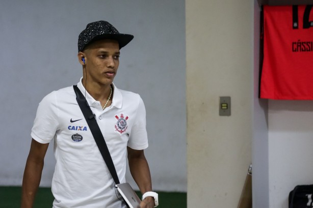 Pedrinho no vestiário da Fonte Luminosa antes do duelo contra a Ferroviária
