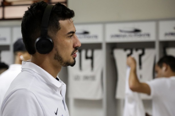Pedro Henrique no vestiário antes do jogo contra a Ferroviária