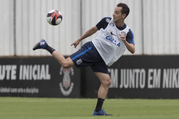 Poupado na última partida, Rodriguinho compareceu ao treino