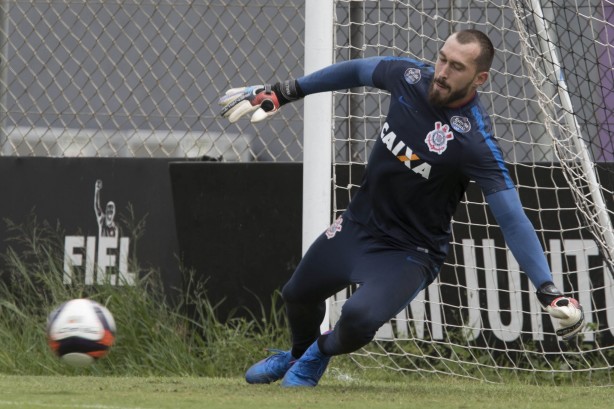 Se recuperando de leso, Walter apareceu em campo