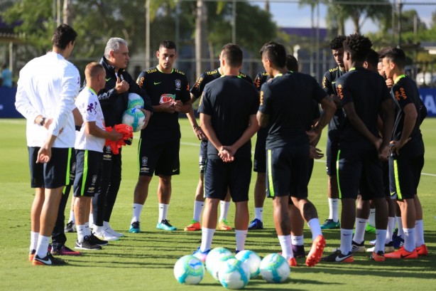 Tite chama atletas para bate-papo antes de atividade