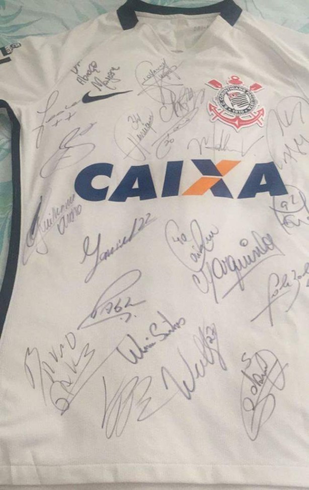 Camisa da Maycon autografada está sendo rifada