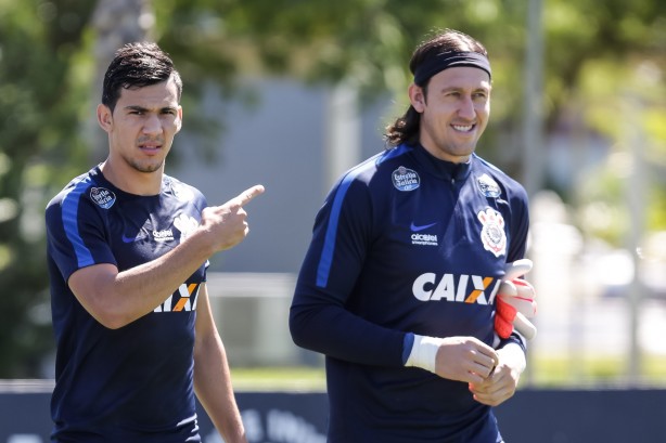 Balbuena, que se recupera de lesão, apareceu ao lado do goleiro Cássio