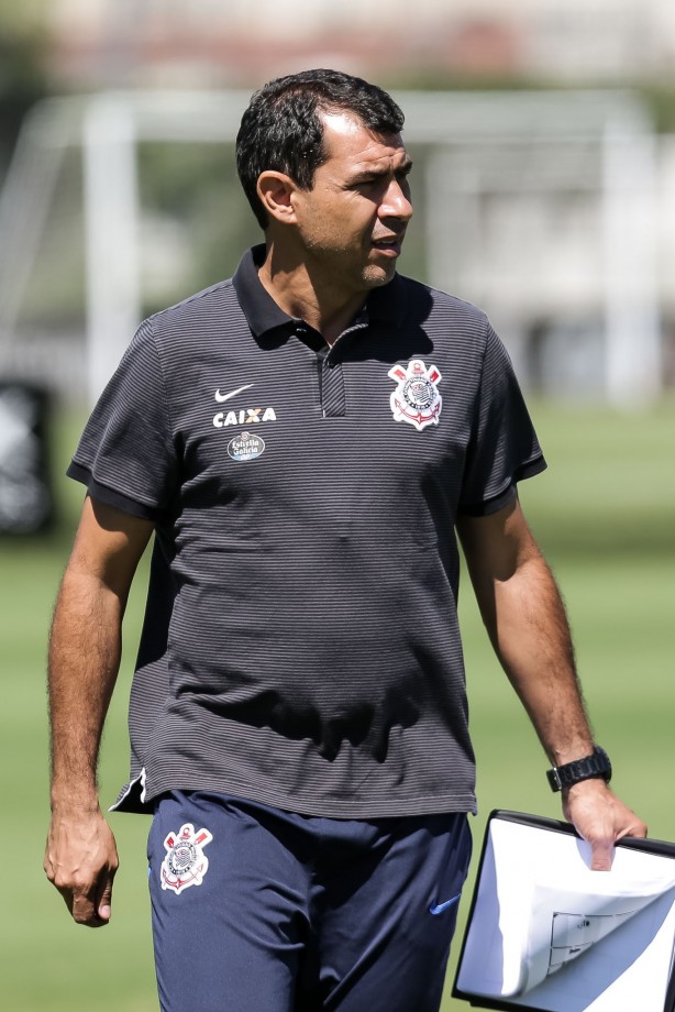 Carille esboçou uma equipe titular durante o treino