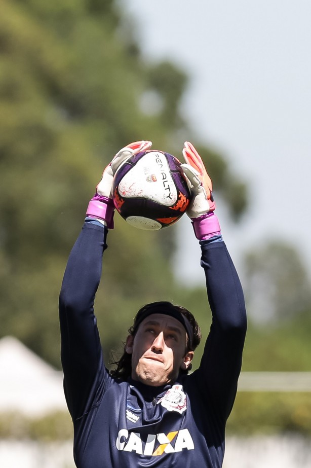 O goleiro Cássio participou do treino no CT
