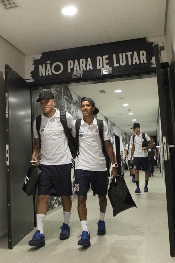Léo Jabá e Pedrinho no vestiário da Arena Corinthians