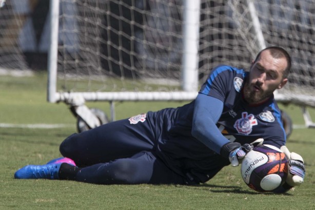 Reserva e se recuperando de lesão, Walter foi a campo no CT