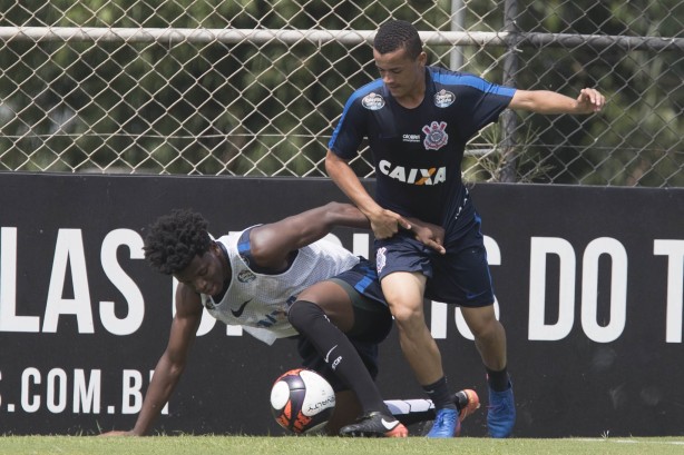 Atacante Luidy divide jogada com o zagueiro Franklin, do Sub-20