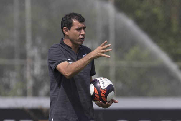 Carille orienta posicionamento dos atletas. Defesa será colocada à prova diante do São Paulo