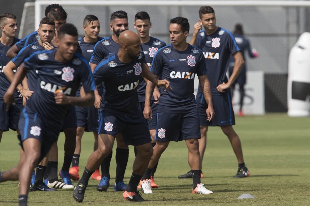Jogadores realizam exercício de bolas paradas no CT