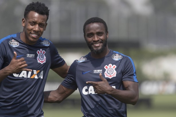 Moisés, relacionado para o Majestoso, e Mendoza, sequer inscrito no Paulista, posam para foto