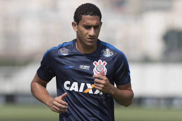 Zagueiro Pablo corre pelo campo antes do treino com bola