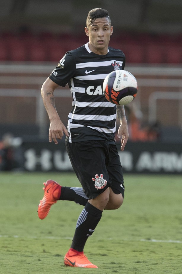 Guilherme Arana foi titular contra o São Paulo, no Morumbi