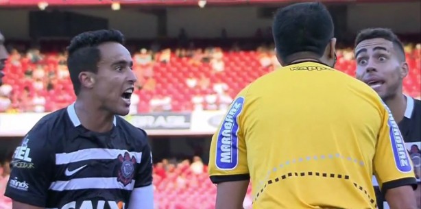 Jogo foi marcado pelas reclamaes contra a arbitragem