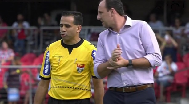 Técnico do rival, Rogério Ceni faz pressão na arbitragem antes do início do jogo