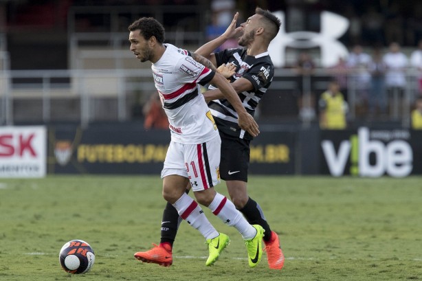 Wellington Nem comete falta em Léo Jabá durante Majestoso no Morumbi