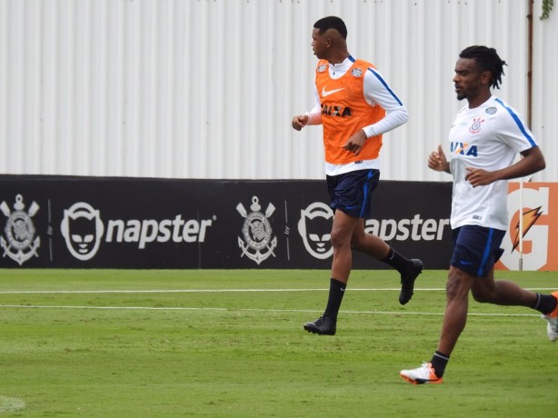 Carlinhos treinou com bola na manhã desta segunda-feira