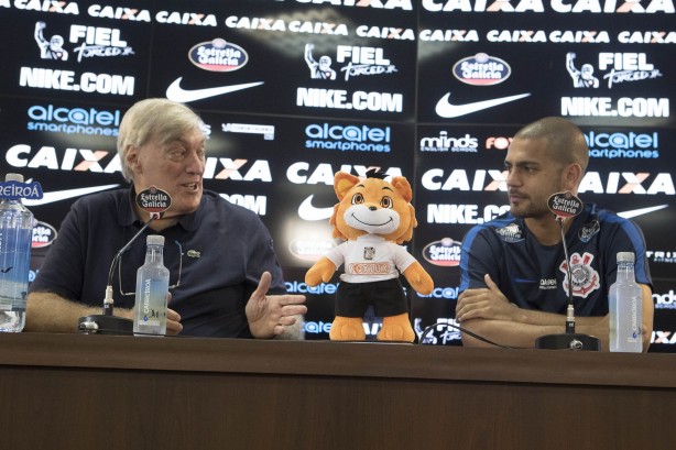Antes do treino, o atacante Clayton foi apresentado no Timão