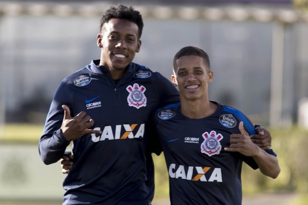 Moisés e Pedrinho mostraram clima descontraído no CT