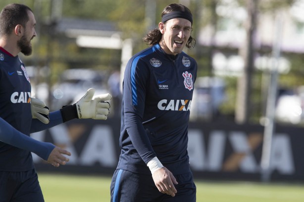 Os goleiros Walter e Cássio também brincaram durante a atividade