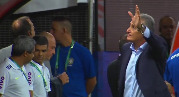 Tite acenando para a torcida na Arena Corinthians