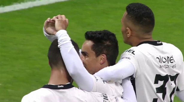 Jadson comemorando seu primeiro gol no retorno ao Corinthians