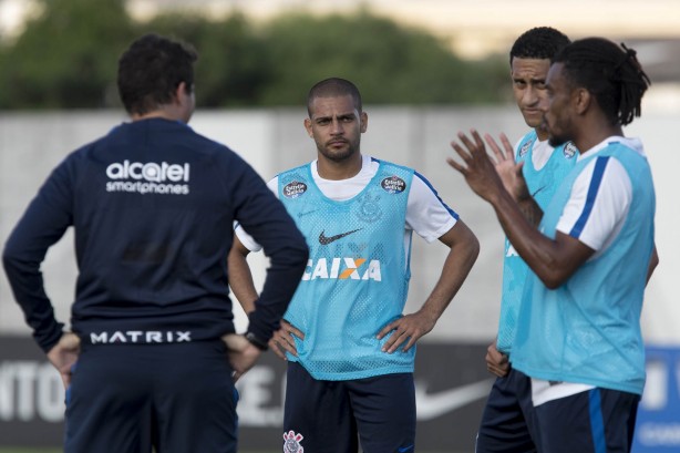 Corinthians realizou treinamento tático nesta quinta, no CT Joaquim Grava