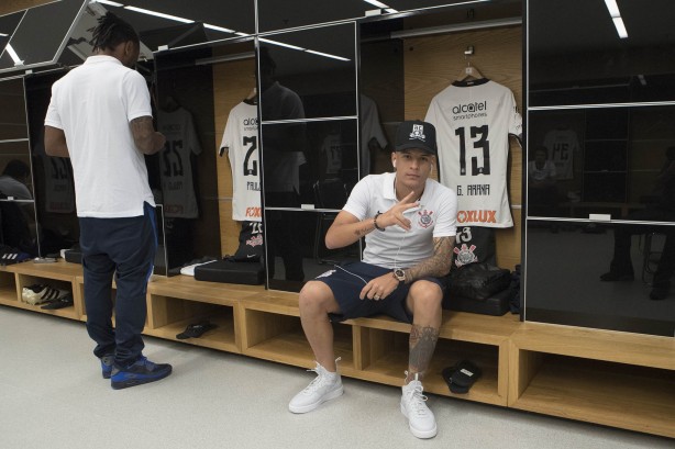 Guilherme Arana no vestiário antes da partida contra o Linense pelo Campeonato Paulista